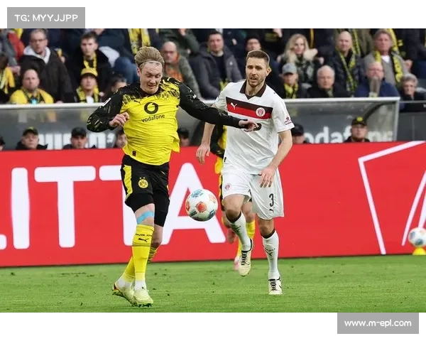 施洛特贝克头球争顶,多特防线关键化解危机